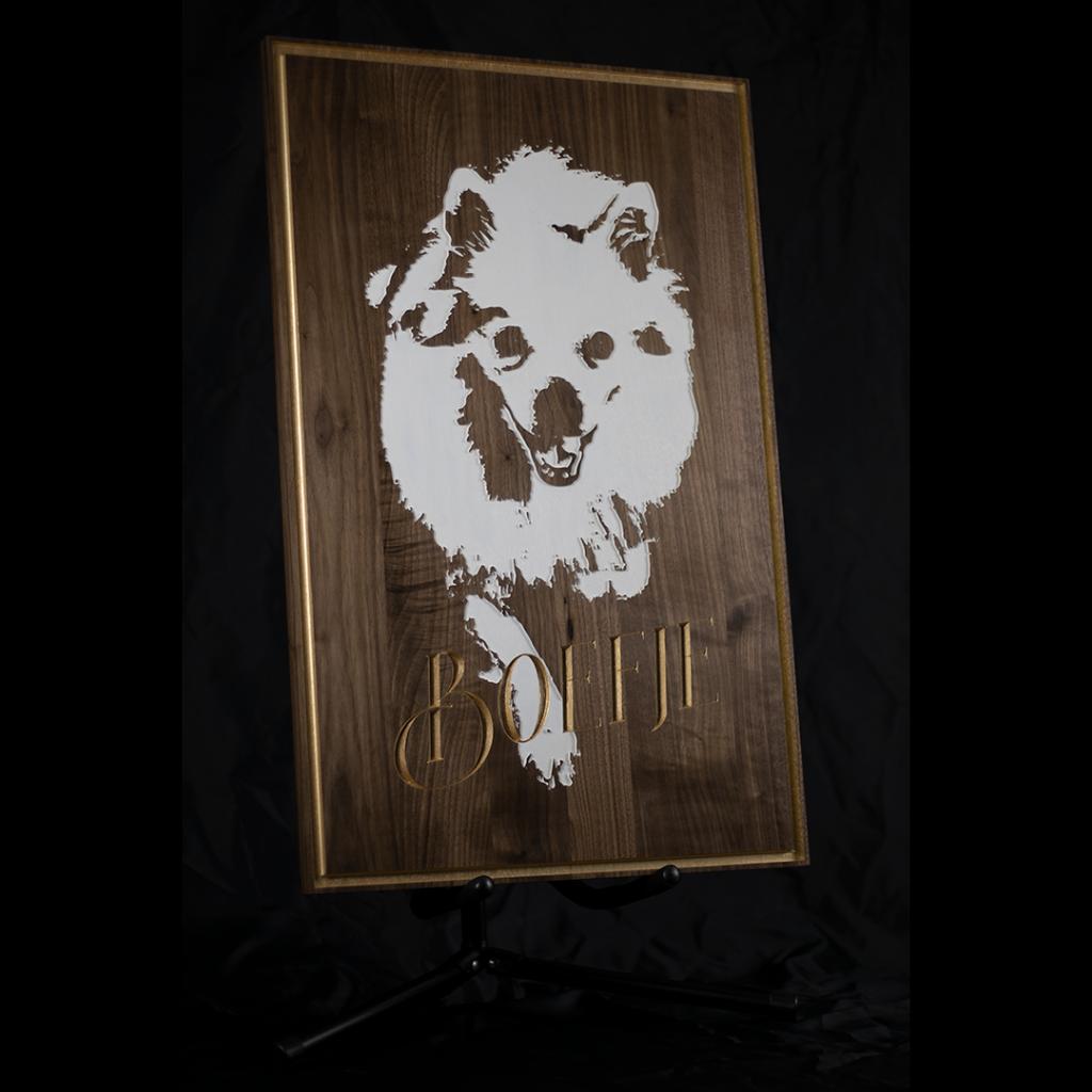 Keeshond | Formaat IV | Gefreesd in Walnoot, Antiek en Kunst, Kunst | Overige Kunst, Verzenden