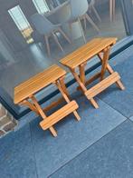Twee houten stoelen of krukken. Genummerd op het hout., Ophalen