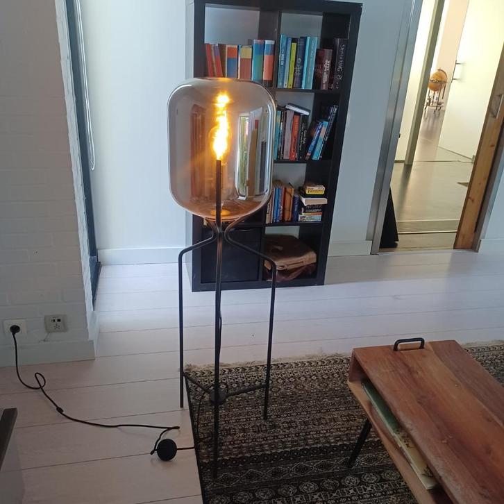 Design staanlamp, Huis en Inrichting, Lampen | Vloerlampen, Zo goed als nieuw, 100 tot 150 cm, Glas, Kunststof, Metaal, Ophalen