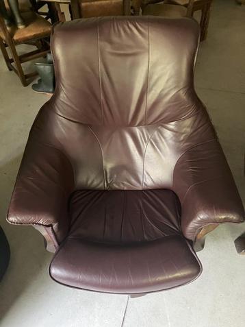 Twee bruin lederen zetels beschikbaar voor biedingen