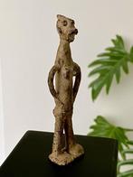 Een oud Lobi bronzen figuur van Burkina Faso, Enlèvement ou Envoi
