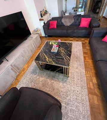 2 grands Canapés et un fauteuil de luxe  avec table centrale beschikbaar voor biedingen