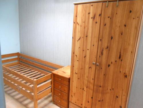 Grenen slaapkamer voor één persoon (bed + kledingkast + bank, Huis en Inrichting, Slaapkamer | Complete slaapkamers, Gebruikt