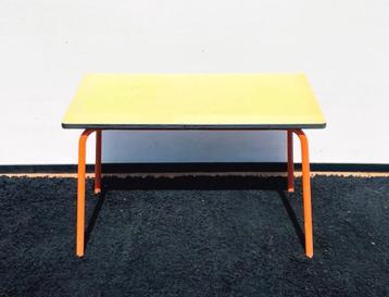 Tubax kleutertafel + 2 stoeltjes. Vintage 60s / 70s  beschikbaar voor biedingen