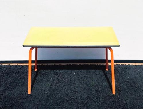 Tubax kleutertafel + 2 stoeltjes. Vintage 60s / 70s, Kinderen en Baby's, Kinderkamer | Tafels en Stoelen, Gebruikt, Tafel(s), Ophalen of Verzenden