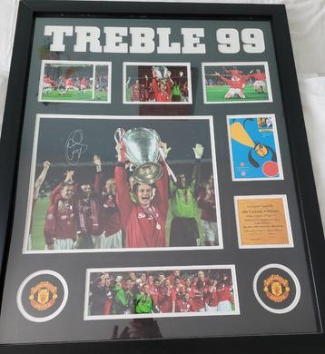 Manchester United: gesigneerd frame „TREBBLE 99" (65 x 80). beschikbaar voor biedingen