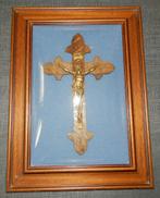 Kruisbeeld achter gebogen glas in kader, Antiek en Kunst, Ophalen of Verzenden