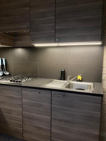 Kleine Keuken walnootkleur beschikbaar voor biedingen