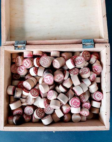 houten kistje met 200 oude houten bingocijfers  beschikbaar voor biedingen