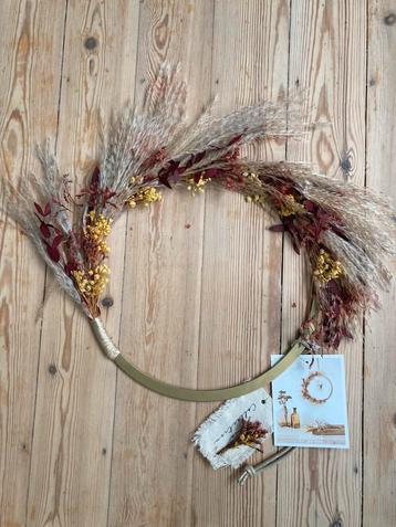 Vergulde krans met gedroogde bloemen beschikbaar voor biedingen