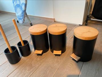 3 vuilbakjes en 2 toiletborstels zwart en bamboe beschikbaar voor biedingen