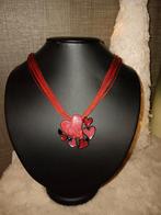 Rode nieuwe halsketting met hartjes, Handtassen en Accessoires, Kettingen, Ophalen of Verzenden, Nieuw, Rood, Met hanger
