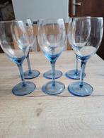6 wijnglazen op blauwe voet, Verzamelen, Glas en Drinkglazen, Ophalen of Verzenden, Zo goed als nieuw