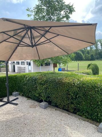 Zweef parasol beschikbaar voor biedingen
