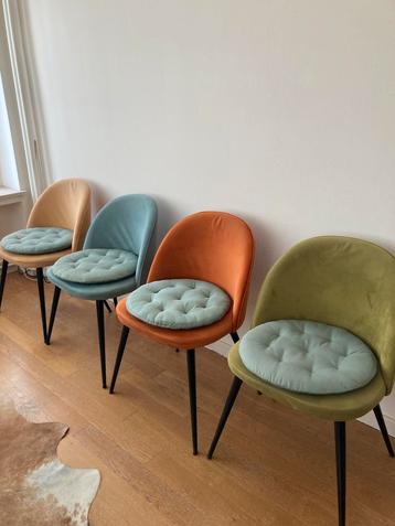 4 leuke retro eetkamerstoelen beschikbaar voor biedingen