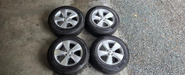 jantes et pneus pour volvo xc60., Auto-onderdelen, Banden en Velgen, Band(en), All Season, 17 inch, 235 mm, Personenwagen, Nieuw