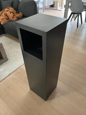 Houten (MDF) sokkel voor binnengebruik beschikbaar voor biedingen