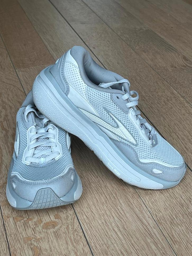 Lichtgrijze Brooks Ghost max loopschoenen mt 38,5 / US 7.5, Vêtements | Femmes, Chaussures, Neuf, Chaussures de sports, Gris, Enlèvement ou Envoi