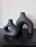 Set van twee decoratieve vazen zwart, Huis en Inrichting, Woonaccessoires | Vazen, Verzenden, Zo goed als nieuw, Zwart