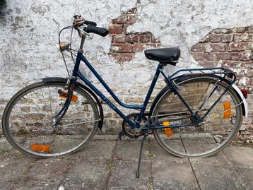 Oude klassieke stadsfiets beschikbaar voor biedingen
