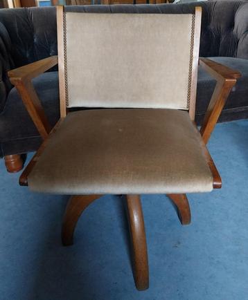 houten draaistoel beschikbaar voor biedingen