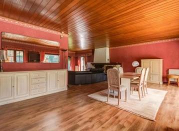 Luxe eetkamer met marmeren tafel  beschikbaar voor biedingen