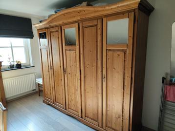 Stevige, gerieflijke kleerkast beschikbaar voor biedingen