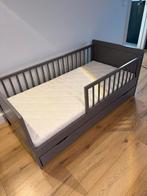 PEUTERBED «PLUME» 140X70 GRIJS, Ophalen, Zo goed als nieuw, Matras