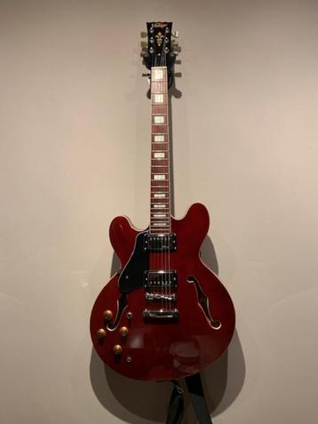 Gaucher semi-acoustique Vintage VSA500 Cherry Red disponible aux enchères