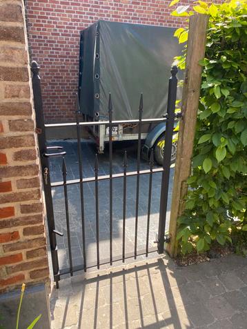 Zeer mooi hekje met slot en pook beschikbaar voor biedingen