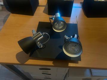 Lampenarmatuur met 2 spots beschikbaar voor biedingen