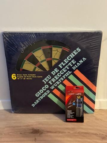 dartblok en dartpijltjes nieuw in de verpakking beschikbaar voor biedingen