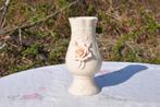 vase en faience avec rose en relief, Enlèvement ou Envoi