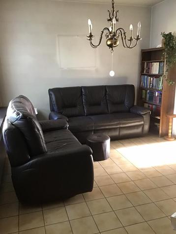 Twee en driezit zetel in imitatieleder beschikbaar voor biedingen