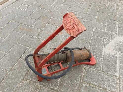 Antieke voetpomp van het merk KISMET MASTER., Verzamelen, Overige Verzamelen, Gebruikt, Ophalen of Verzenden