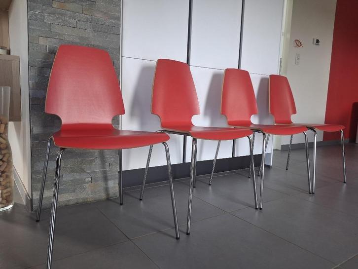 4 chaises Vilmar rouge en parfait état, Maison & Meubles, Chaises, Comme neuf, Quatre, Bois, Métal, Rouge, Enlèvement