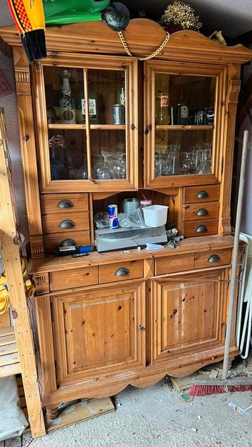Vintage vitrinekast plus salontafel beschikbaar voor biedingen