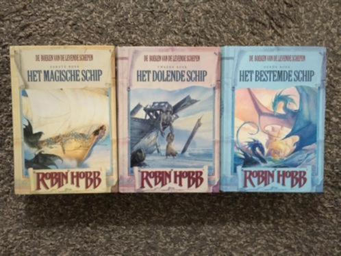 ROBIN HOBB DE BOEKEN VAN DE LEVENDE SCHEPEN DE COMPLETE TRIL, Livres, Fantastique, Envoi