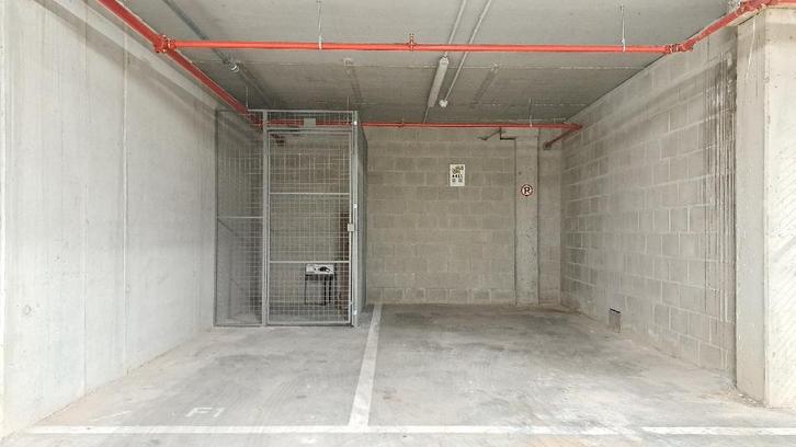 Brede autostaanplaats met berging, Immo, Garages en Parkeerplaatsen, Antwerpen (stad)