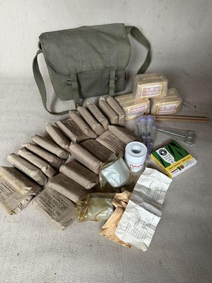Belgische webbing draagtas, muset - vol - medisch materiaal, Verzamelen, Militaria | Algemeen, Landmacht, Kist of Geocache, Ophalen of Verzenden