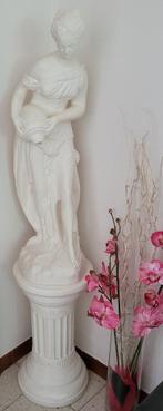 Belle statue blanche de dame avec cruche + socle offert, Antiquités & Art, Enlèvement