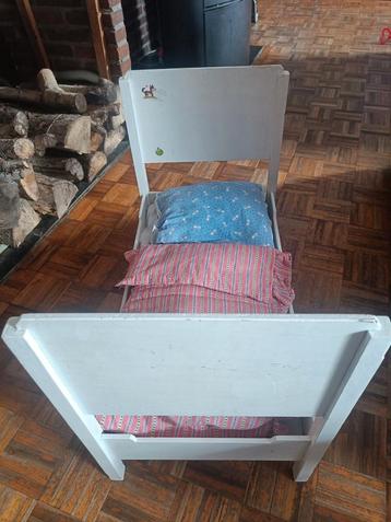 Lit en bois pour poupées. beschikbaar voor biedingen
