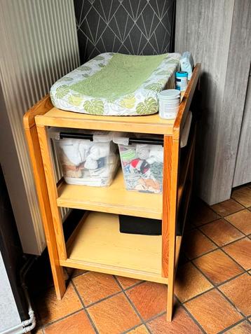 Table a langer en pin, Enlèvement, Comme neuf, Commode