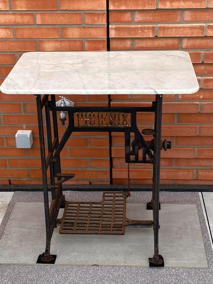 Ancienne table de machine à coudre, Antiquités & Art, Antiquités | Machines à coudre, Enlèvement