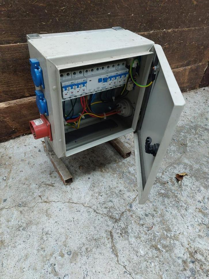 Divers coffrets électriques + cables, bon état ! Complets !, Doe-het-zelf en Bouw, Elektriciteit en Kabels, Zo goed als nieuw