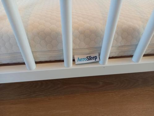 Babybed met aerosleep matras en matrasbeschermer, Kinderen en Baby's, Kinderkamer | Bedden, Zo goed als nieuw, Matras, Ophalen