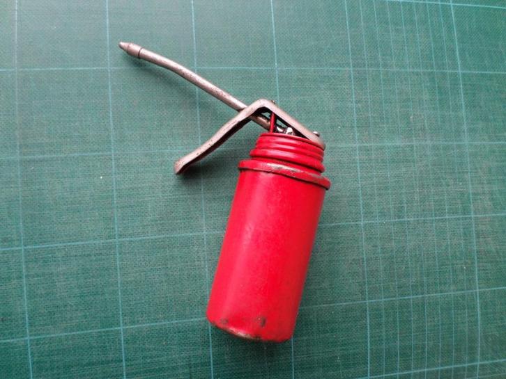 Burette à huile années '70 - '80, Collections, Boîte en métal, Utilisé, Autre, Autres marques, Enlèvement ou Envoi