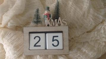 Houten advent-/aftelkalender disponible aux enchères