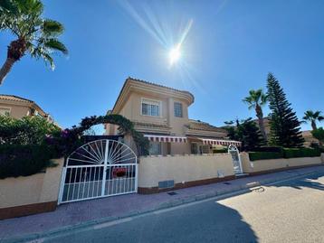 Kans! Huis met 4 gevels en 3 slaapkamers in Torrevieja beschikbaar voor biedingen