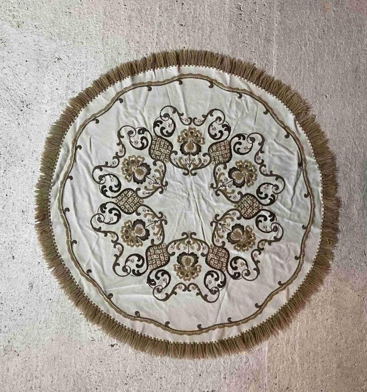 Vintage tafelkleed ovaal geborduurd ecru bruin 122/116, Huis en Inrichting, Tafelkleden, Gebruikt, Ovaal, Binnen, Ophalen of Verzenden